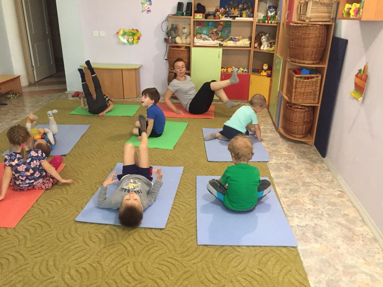 занятие йогой с детьми занятие йогой в детском саду